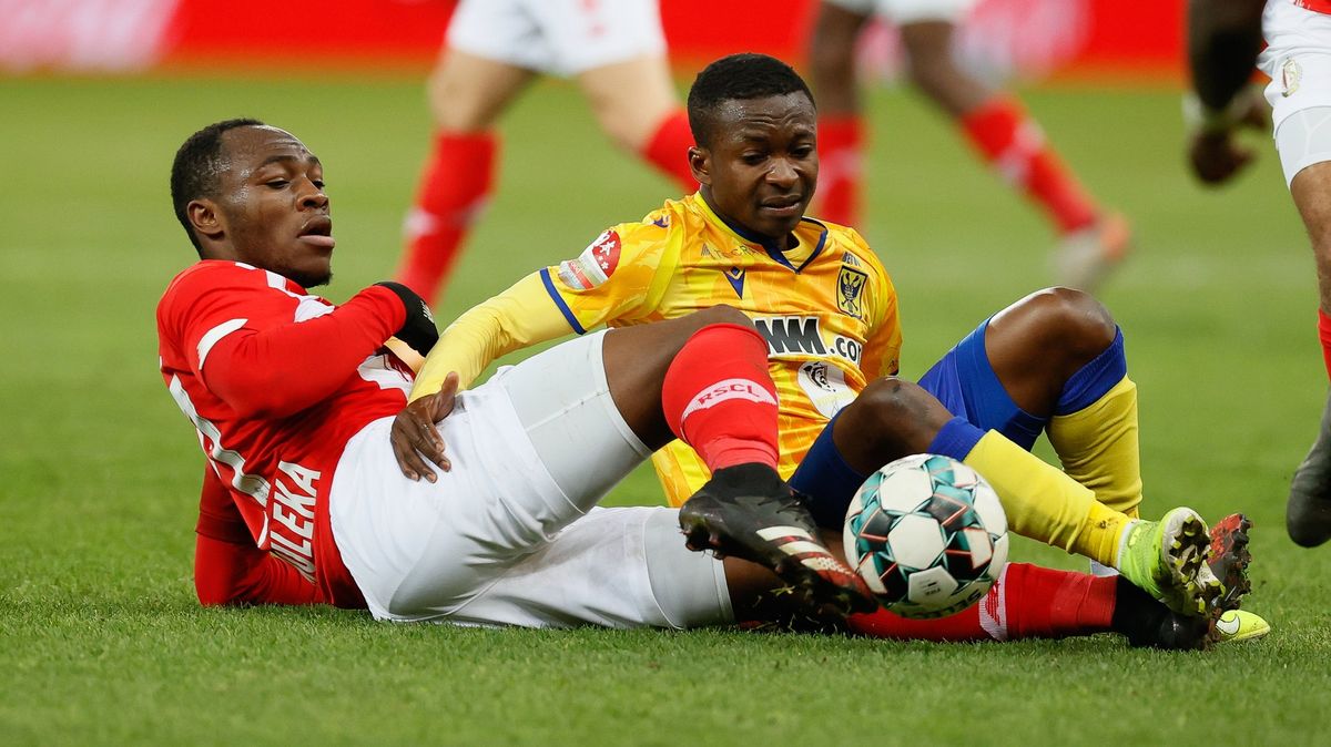 Fotbalista vletěl hlavou do reklamního banneru. Hrozí mu ochrnutí